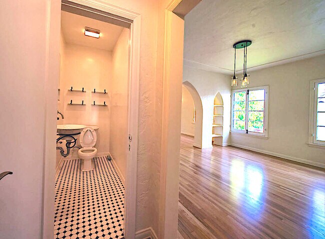 Building Photo - 415 N Ogden Dr