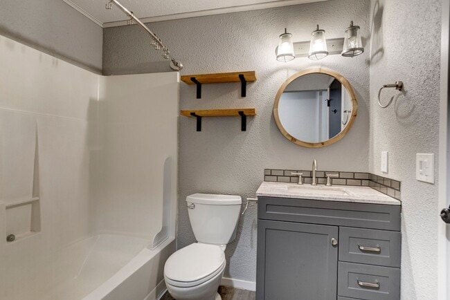 Building Photo - Charming 3 Bed, 2 Bath Home on a Quiet Street