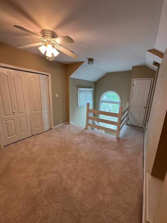 Building Photo - Beautiful 3BR/2.5BA Townhome