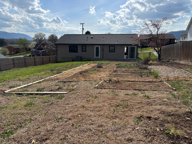 Building Photo - 3615 Ellen Dr