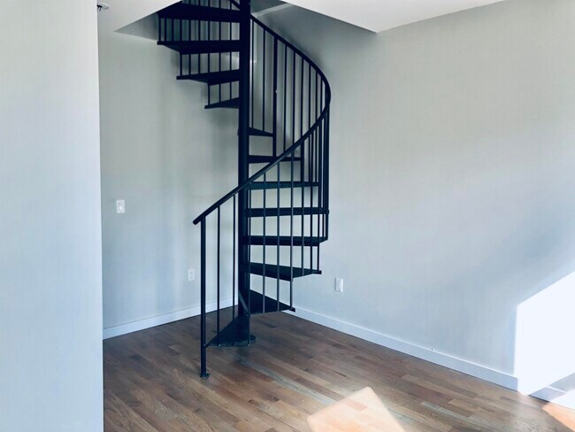 Building Photo - 347 7th St