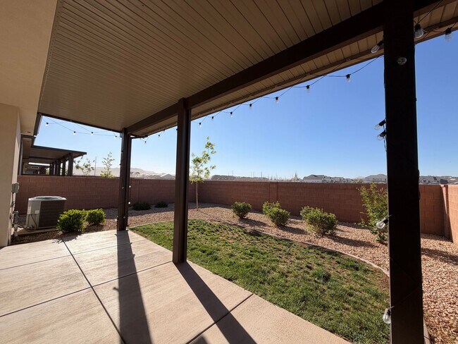 Building Photo - SPACIOUS PATIO HOME FOR RENT!