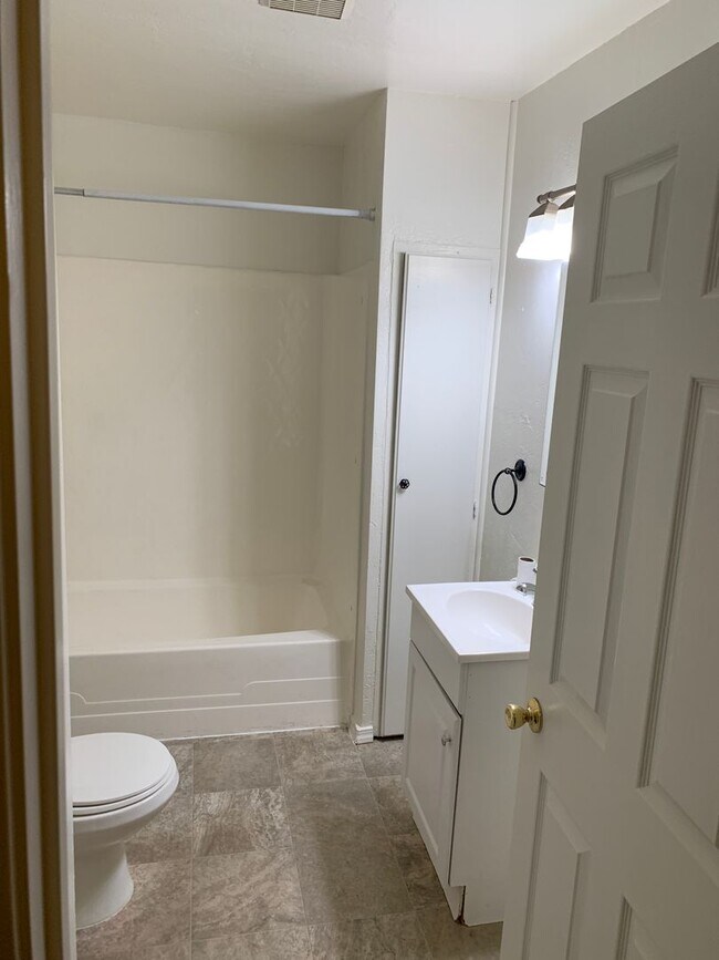 Building Photo - Melrose 2 bedroom 1 bath
