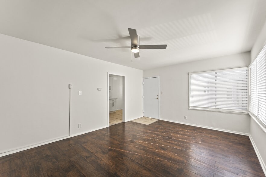 Building Photo - 1339 W 109th St