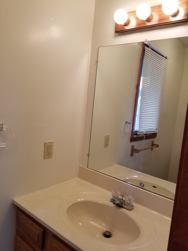 Building Photo - 3 bed 1.5 bath home available July 15th.