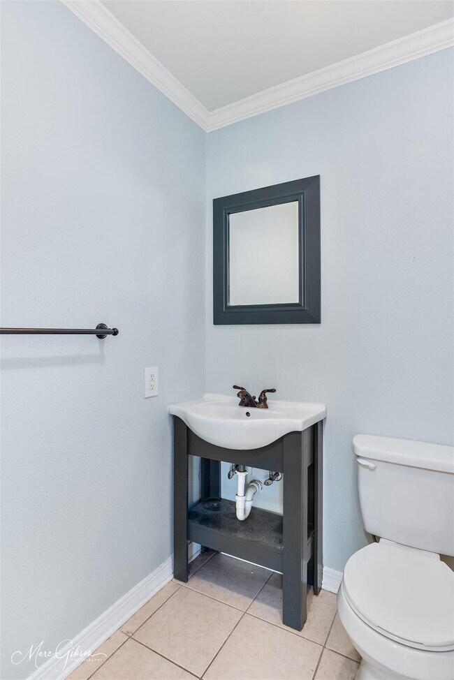 Building Photo - "Charming 3-Bed Sanctuary with 2 Full Bath...