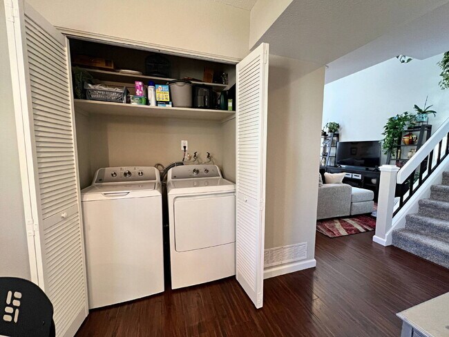 Building Photo - "Charming 2-Bed Townhouse Retreat on East Florida Ave with Spacious 1170 Sq Ft Layout!"
