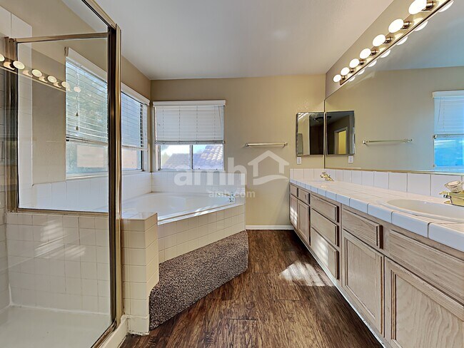 Building Photo - 1824 Glenwillow Dr