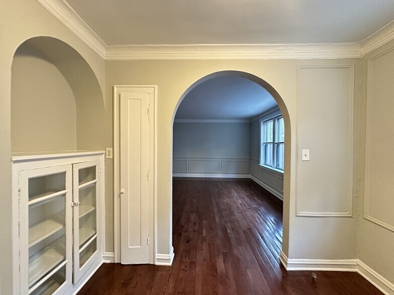 Building Photo - 547 W Surf St