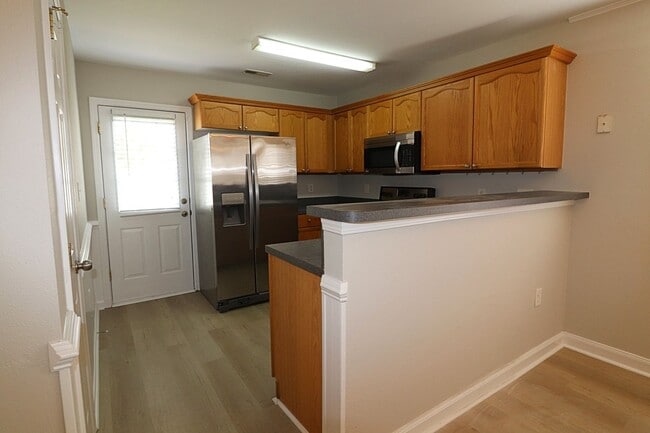 Building Photo - Location! Location! 3 bedroom End Unit Tow...