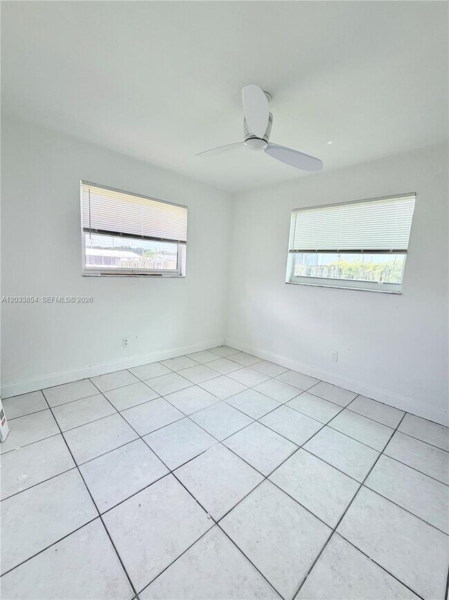 Building Photo - 4540 SW 43rd Ave