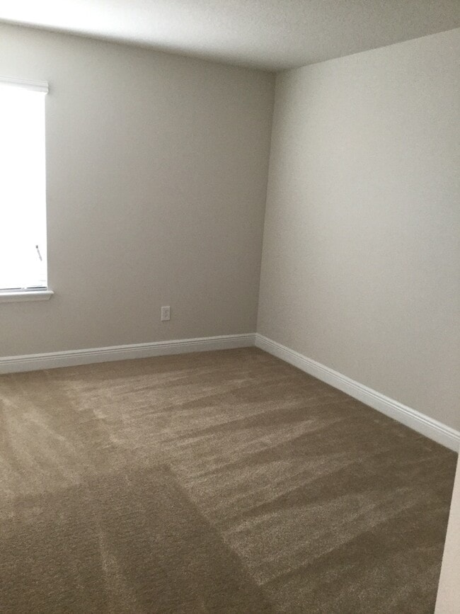 Building Photo - 3 bedroom, 2.5 bathrom townhome in Oviedo