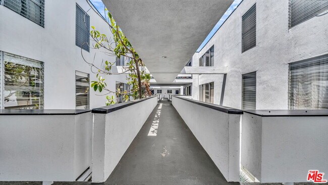 Building Photo - 305 San Vicente Blvd