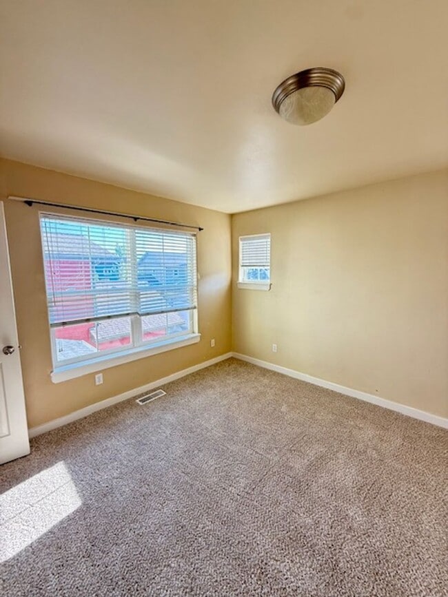 Building Photo - 3 Bedroom 3 Bathroom House Located Near a ...