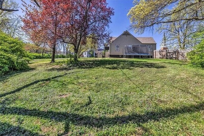 Building Photo - 9501 Wornall Rd