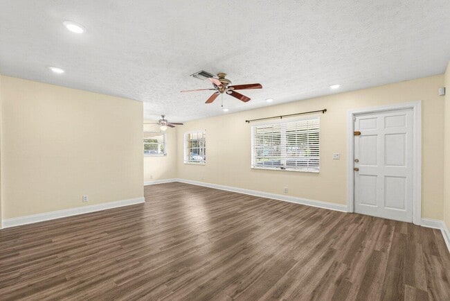 Building Photo - 640 Jaeger Dr