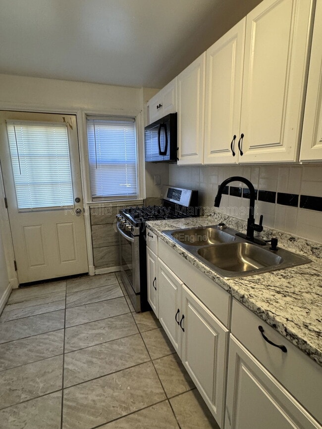 Building Photo - 4430 Shamrock Ave