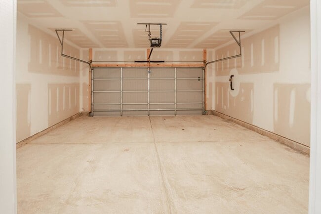 Building Photo - 421 Midland Pnes Dr