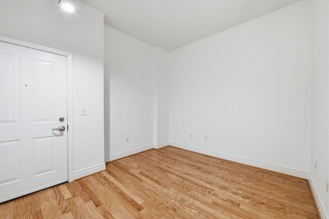 Building Photo - Experience refined urban living in this rarely available one bedroom residence in the coveted Sta...