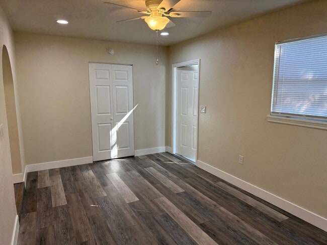 Building Photo - 3 Bedroom/1 Bathroom Single Family Home