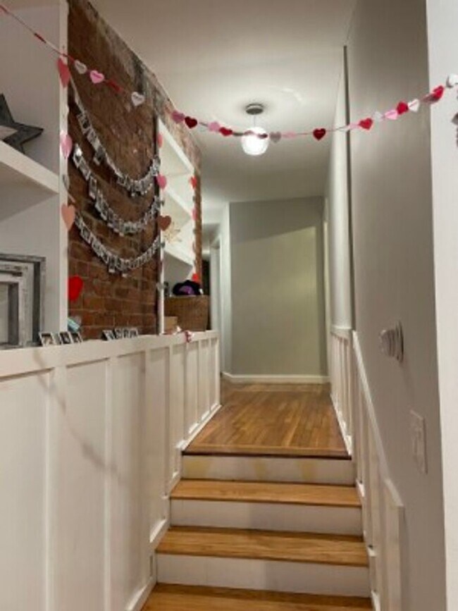 Building Photo - North End - 3 bedroom apartment (bi-level)...