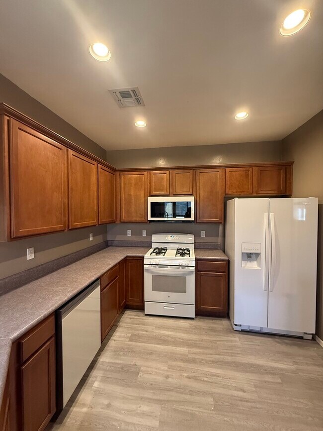 Building Photo - HOUSE FOR RENT