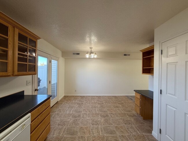 Building Photo - Stunning Townhome!