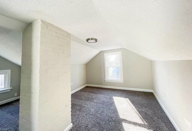 Building Photo - Gorgeous 4 bd, 1.5 bth Cleveland Heights Stunner!