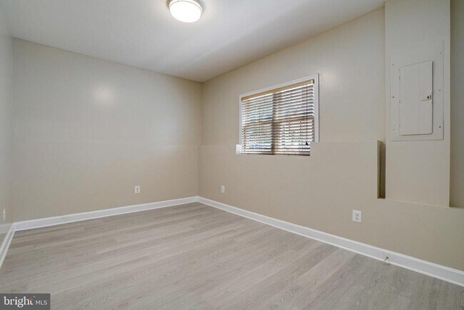 Building Photo - 2056 Shirlington Rd