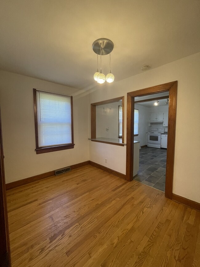 Building Photo - 162 Oak Grove Dr