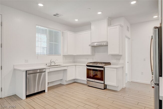 Building Photo - 5730 Sky Pointe Dr