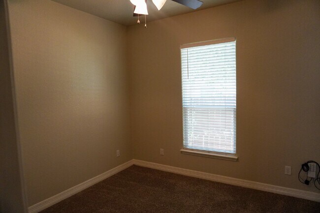 Building Photo - Beacon Hill, 3 Bedroom, 2 Bathroom, 2017 Build, ***Solar Panels, Utilities Average $40 per month***