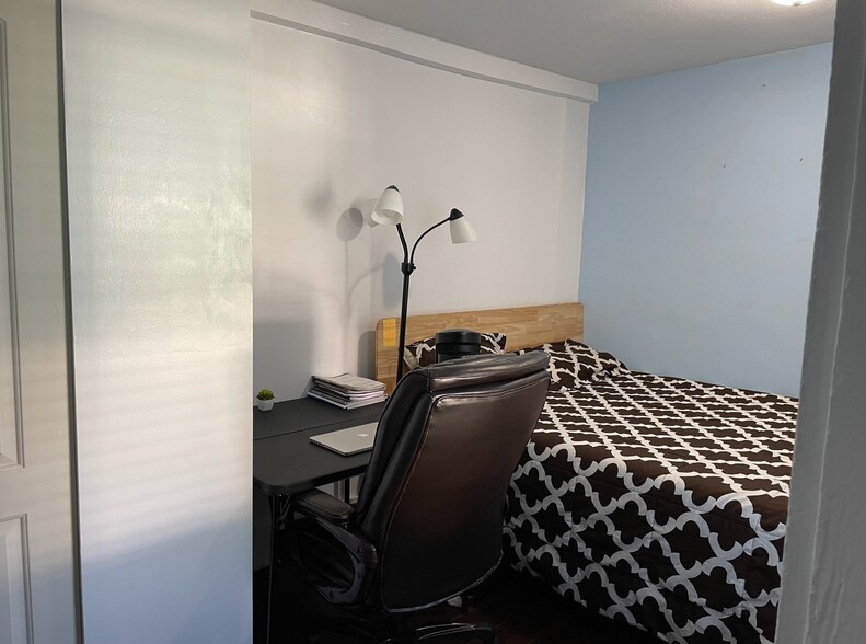 Building Photo - 27 Snell St