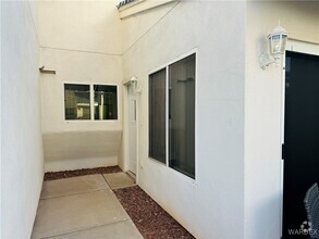 Building Photo - 1800 Club House Dr