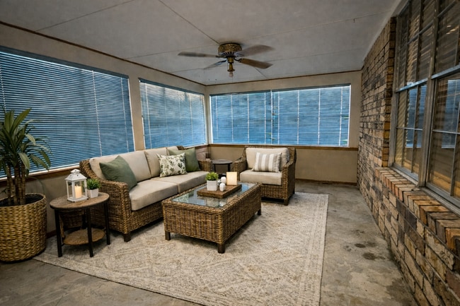 Building Photo - 2529 W Olympic Dr