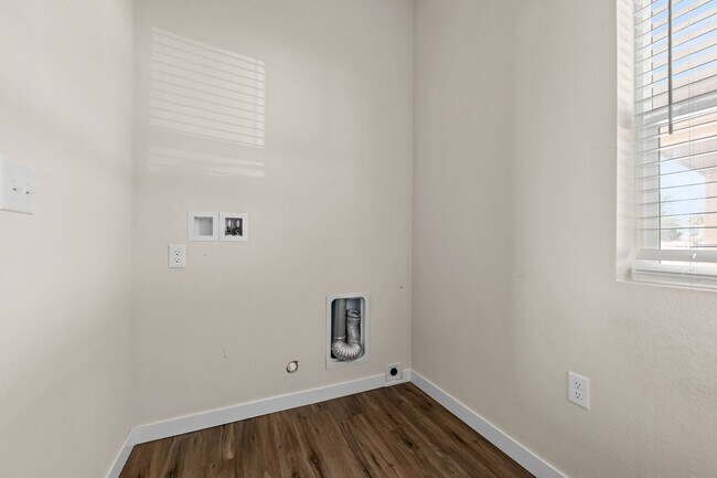 Building Photo - 753-753 E Laporte Dr