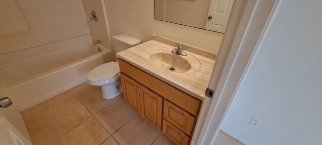 Building Photo - Ponahawai Quadplex