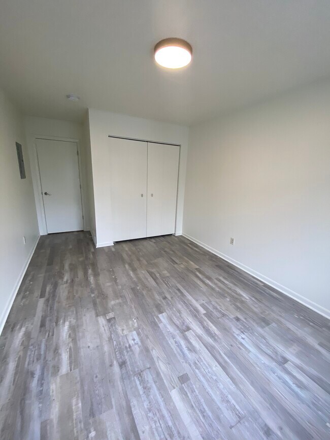 Building Photo - 395