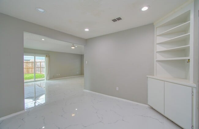 Building Photo - 326 Fair Oak Dr