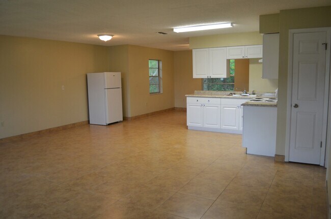 Building Photo - Beautiful Home in a Great Neighborhood!