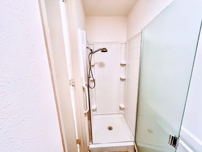 Building Photo - Barrier Reef Studio Condo Close to the Bea...