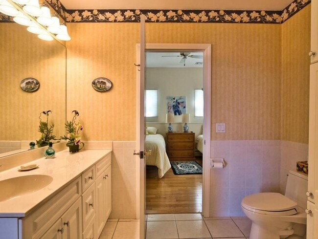 Building Photo - 149 Nanaquaket Rd