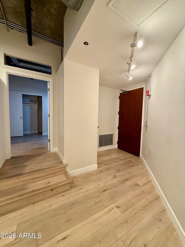 Building Photo - 21 E 6th St