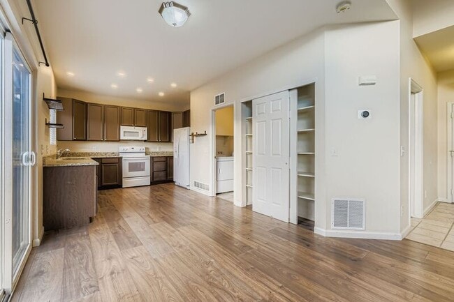 Building Photo - 2222 Woodpark Dr