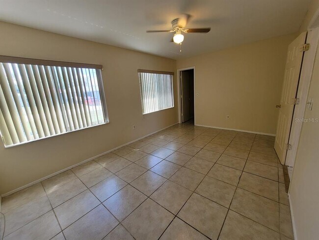 Building Photo - 2466 Lakeshore Cir