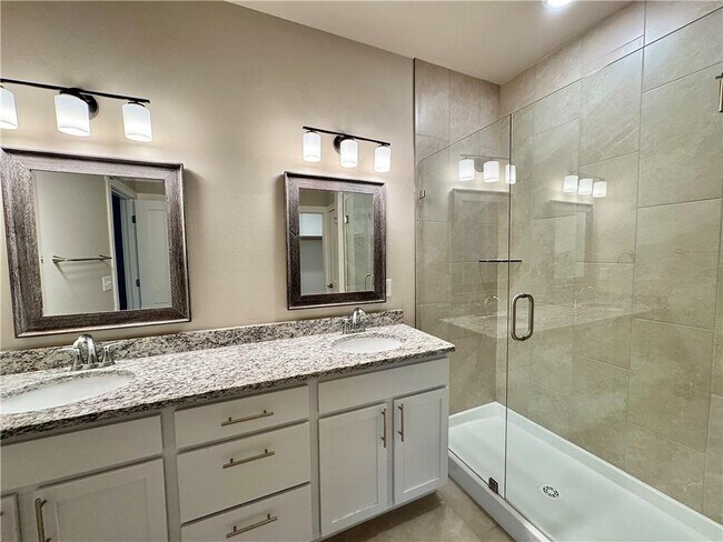 Building Photo - 814 NE Hts Ln