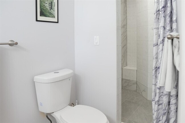 Building Photo - 821 SW 13th Ct