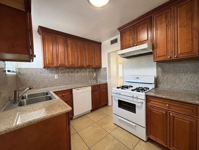 Building Photo - 629 W Glenoaks Blvd