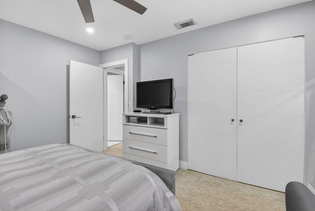 Building Photo - 9299 Vista Del Lago