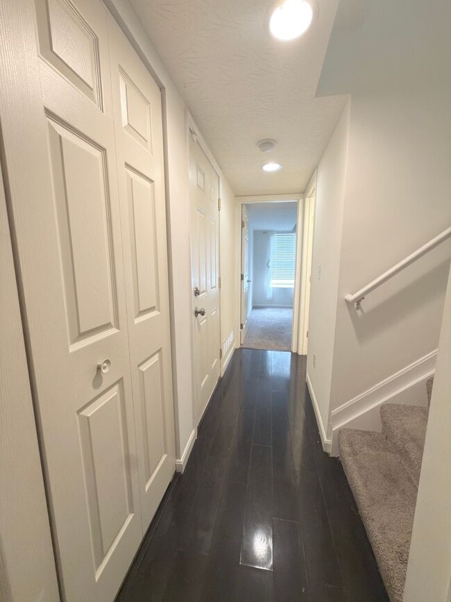 Building Photo - 3-bedroom, 2-bathroom home located in Cincinnati offering a functional layout and practical ameni...